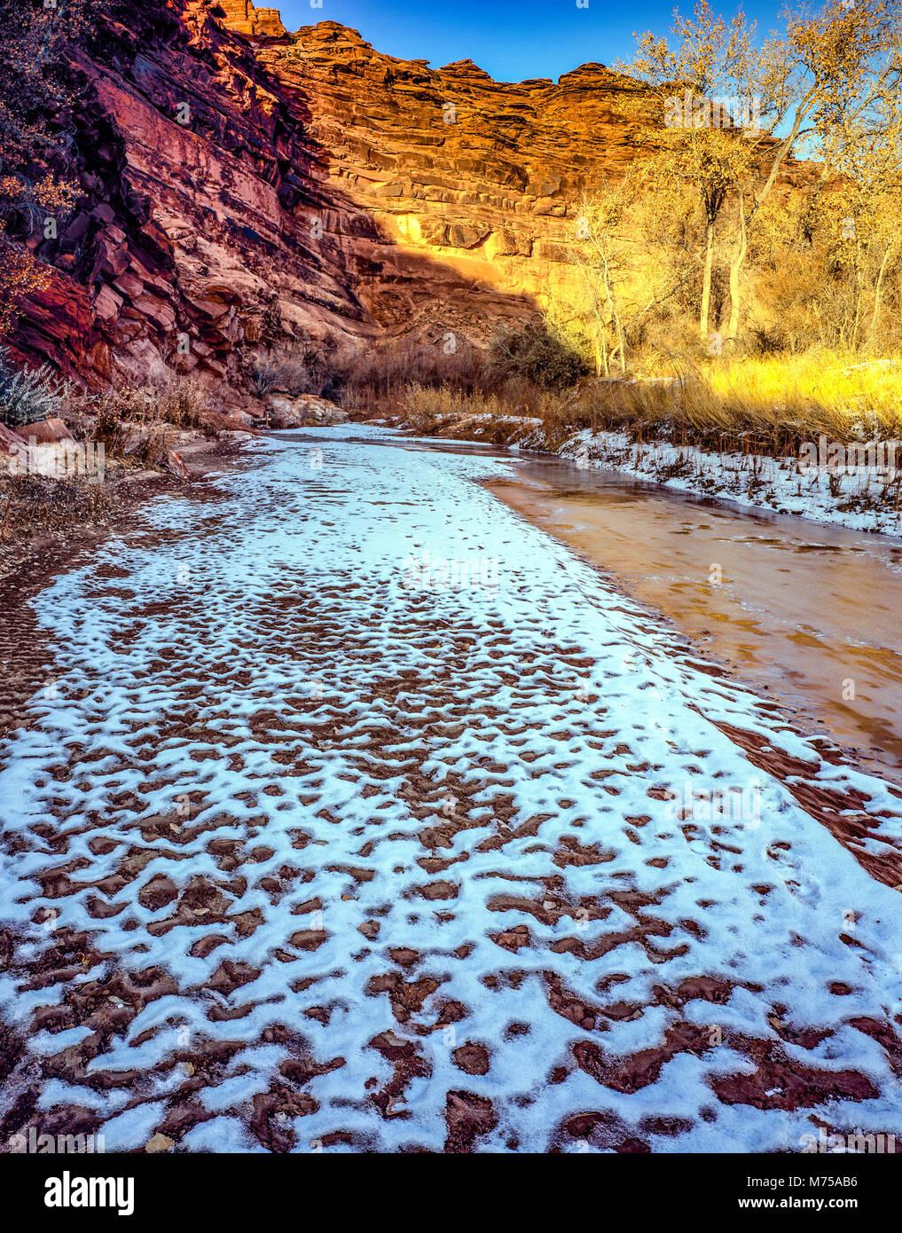 Modelli di neve lungo Courthouse lavaggio, Arches National Park nello Utah vicino a Moab, Utah Foto Stock