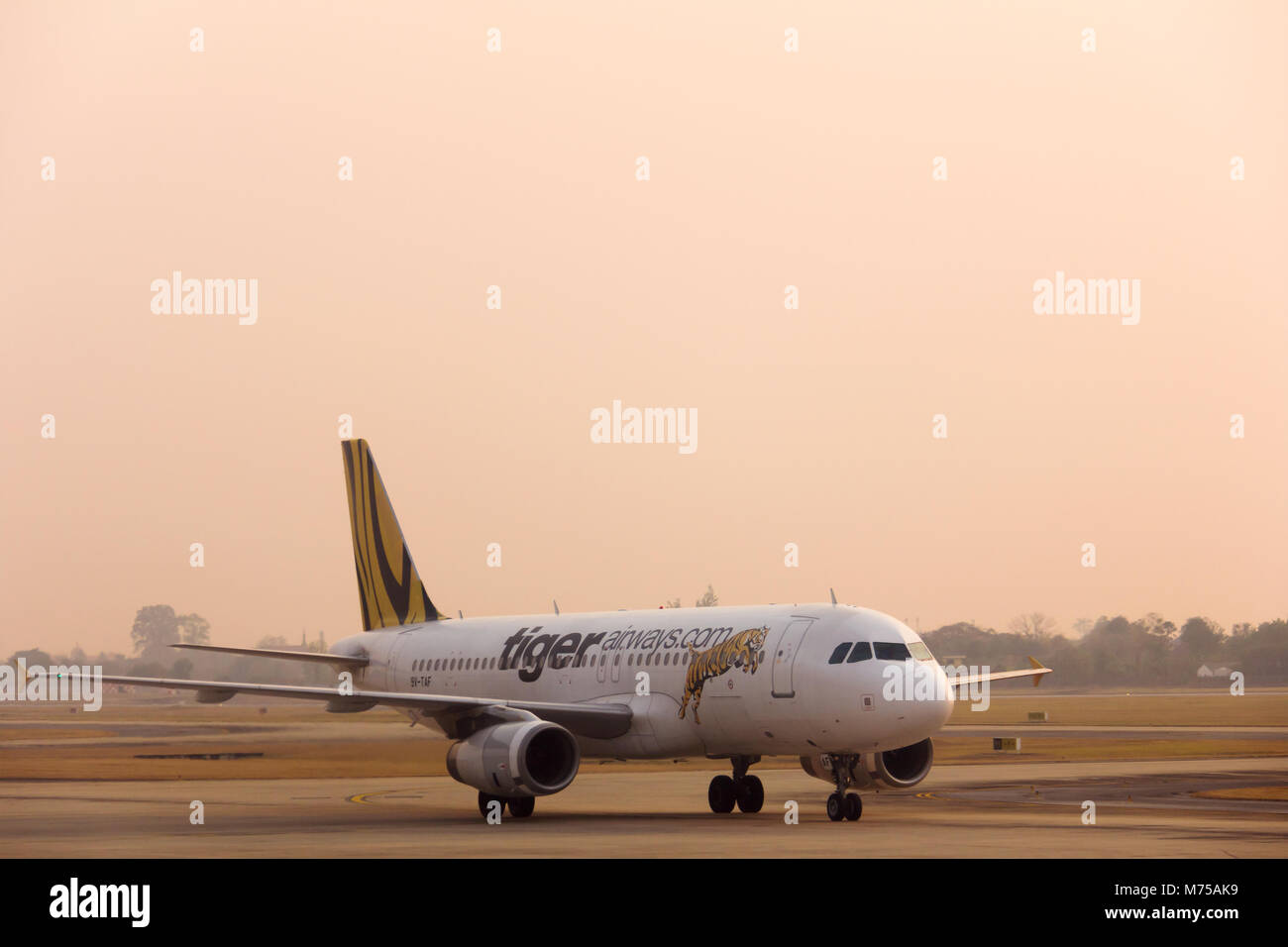 Chiang Mai, Thailandia - 16 Gennaio 2020 : compagnia aerea a basso costo delle vie aeree della tigre sulla pista e pronta per la partenza nel tramonto all'aeroporto di Chiang Mai Foto Stock