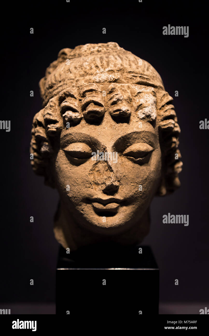 Antica testa di divinità femminile stucco a 3° - 5° secolo da Hadda, Afghanistan. Foto Stock