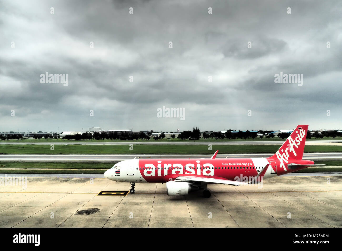 Bangkok, Tailandia - 7 Giugno 2018 : basso costo compagnia aerea Air Asia aereo commerciale è pronto per portare fuori dalla pista all'aeroporto Don Muang di Bangkok, tailandese Foto Stock