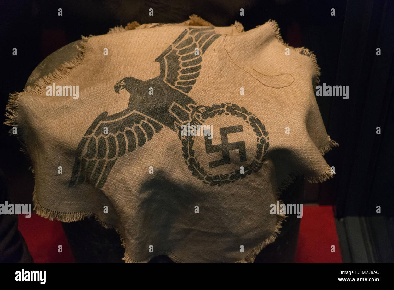Reichsadler incorporante Nazi Swastika,sul display in guerra Tunnells,Jersey,Isole del Canale Foto Stock