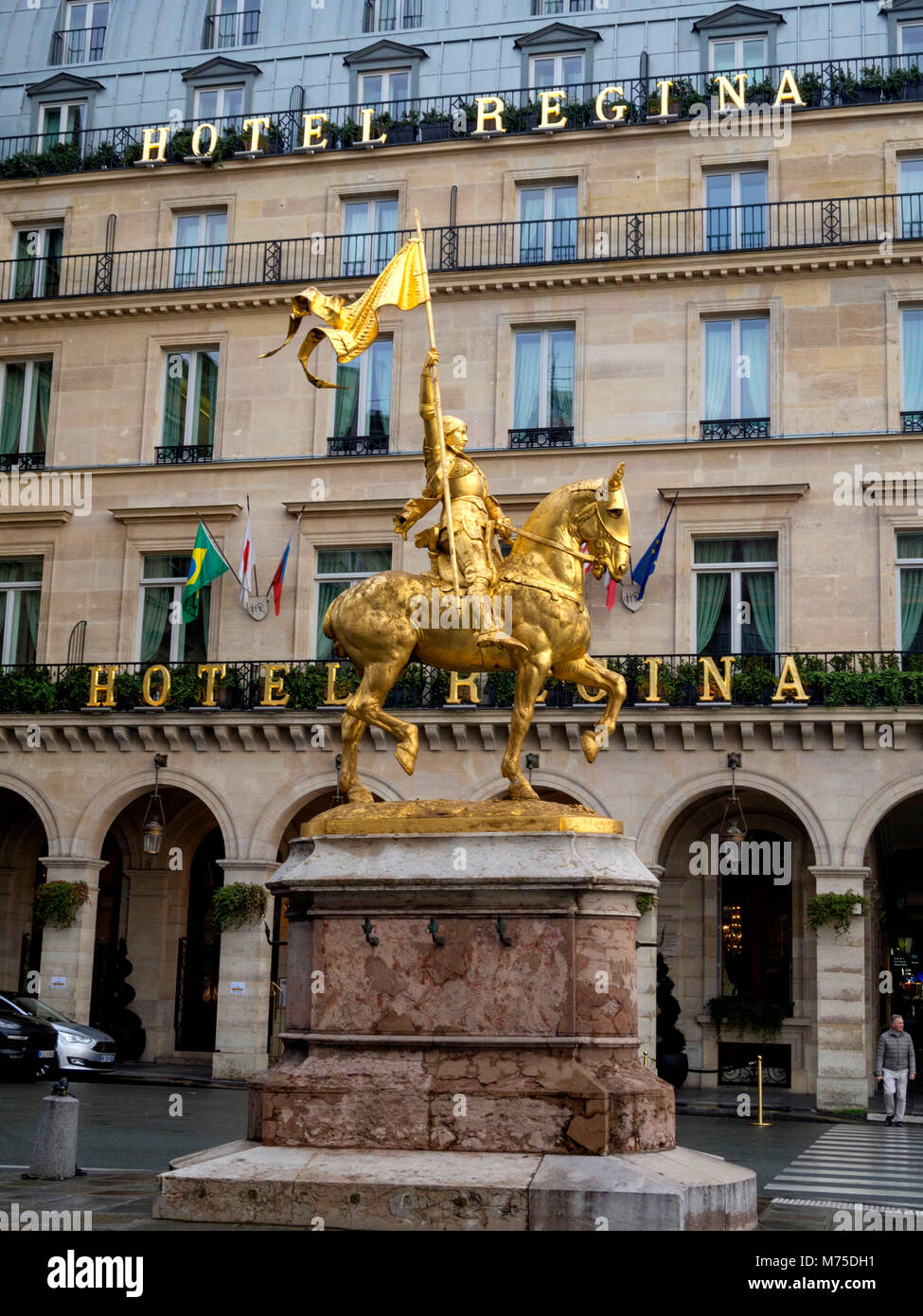 Statua equestre di Jeanne d'Arc di fronte all'Hotel Regina. Parigi. Ile de France. Francia Foto Stock