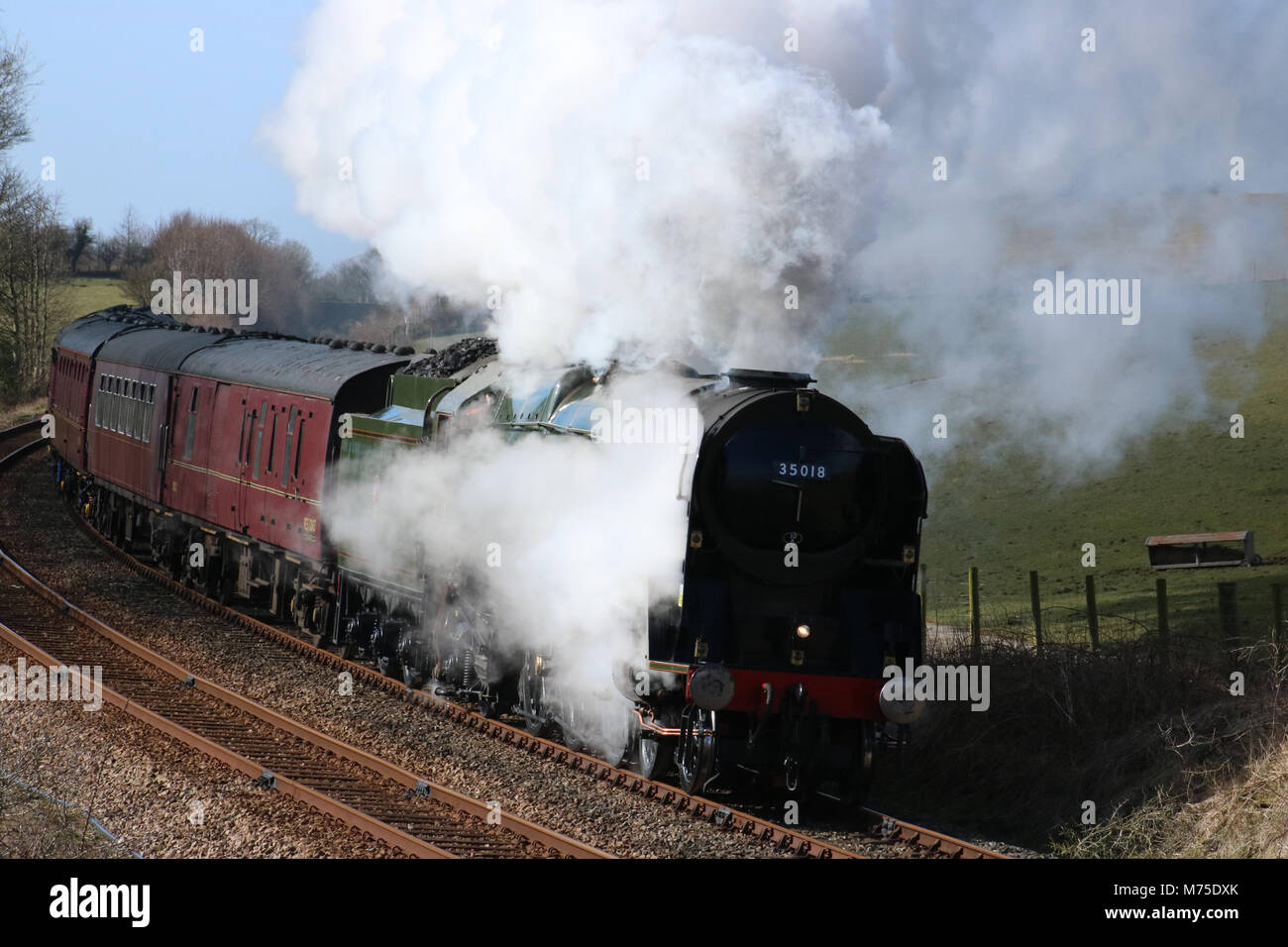 Treno a vapore 35018 India britannica linea su una corsa di prova da Carnforth vicino Starricks Farm, Borwick. Foto Stock