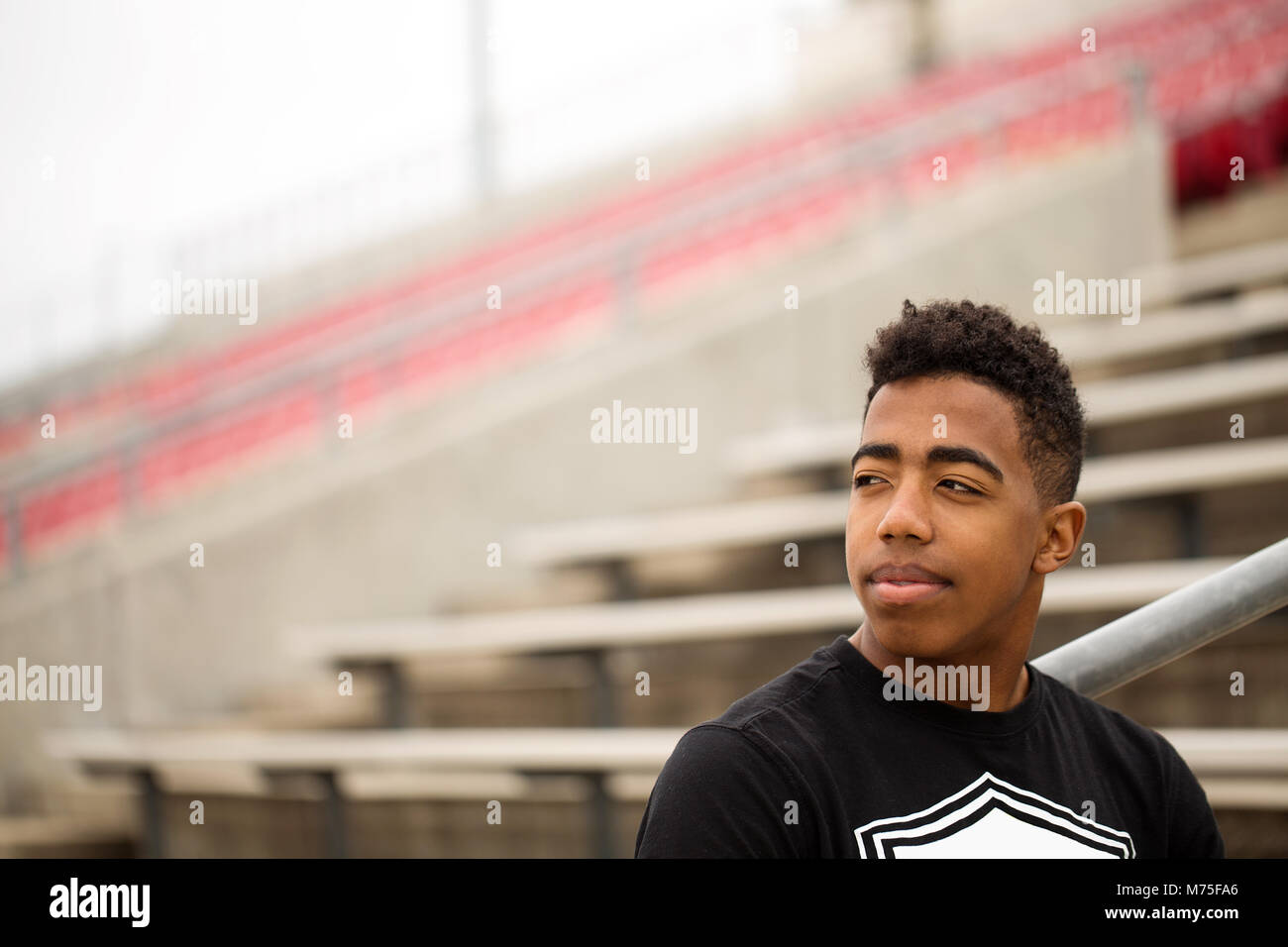 African adolescente americano nel pensiero profondo. Foto Stock