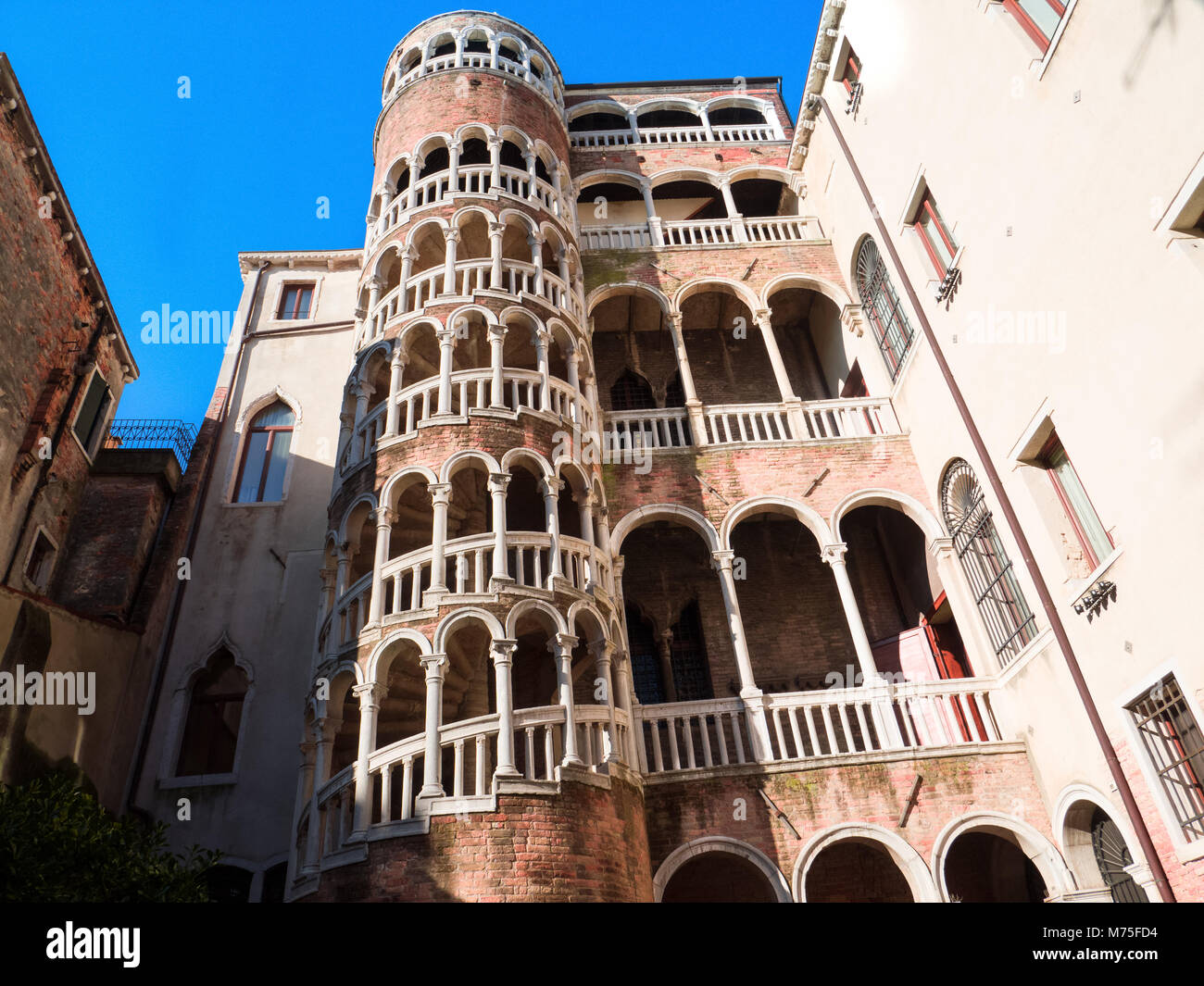 La scala a chiocciola in epoca rinascimentale in stile gotico in un palazzo veneziano del XVI secolo.Veenice, Italia Foto Stock