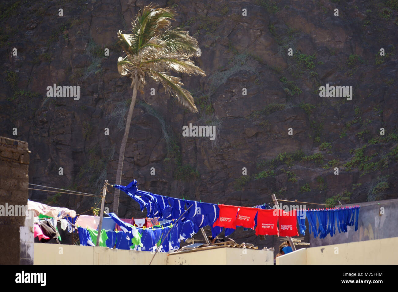 Magliette da calcio appendere su una linea di asciugatura, lavato Santo Antao, Capo Verde Foto Stock