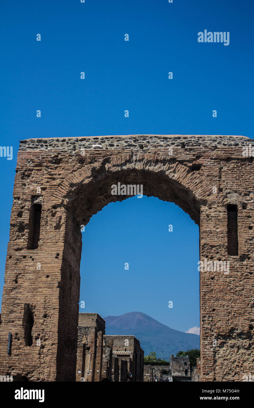 Archway in Pompei guardando verso il Monte Vesuvio Foto Stock