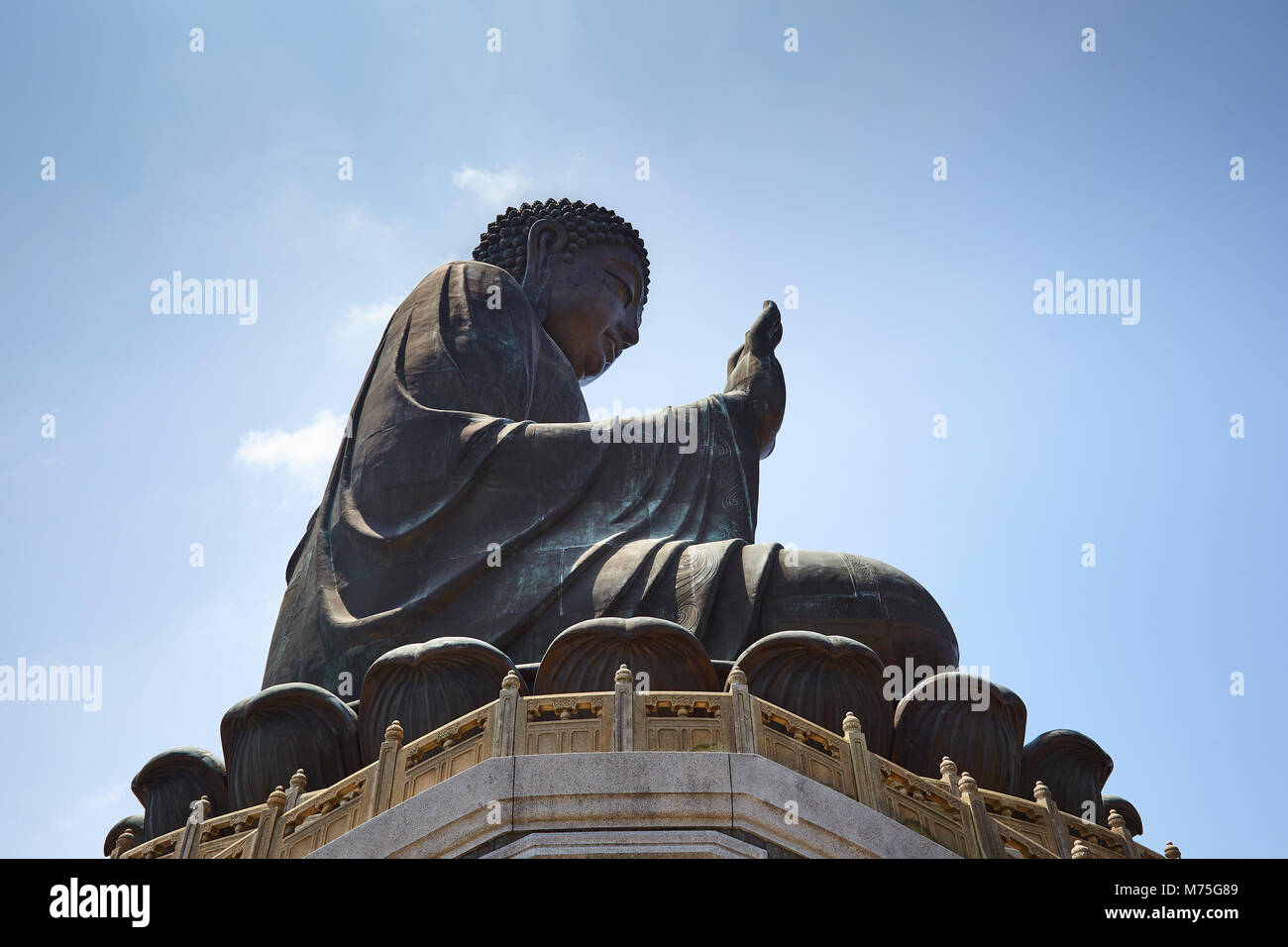 Guardando il Tian Tan statua,Hong Kong Foto Stock