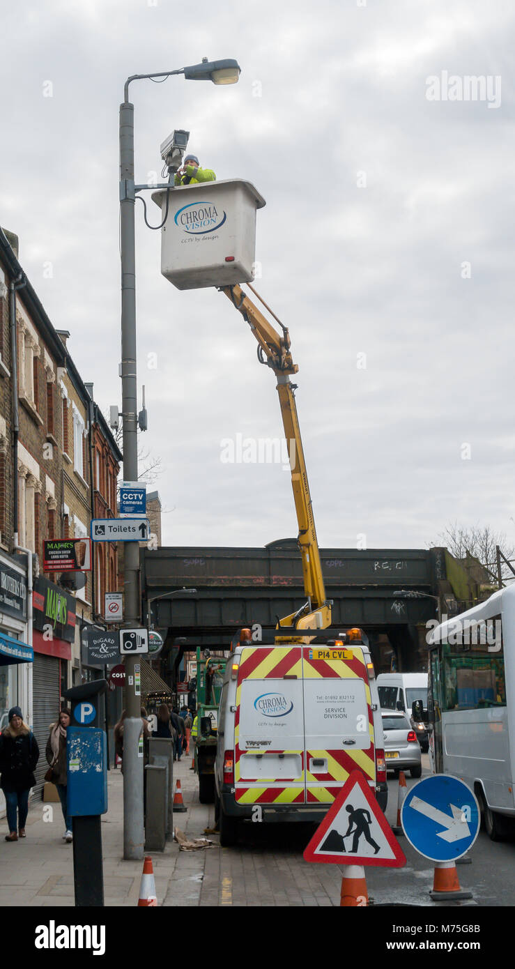 Una telecamera TVCC sono installati da un equipaggio di manutenzione in Earlsfield, Londra Foto Stock
