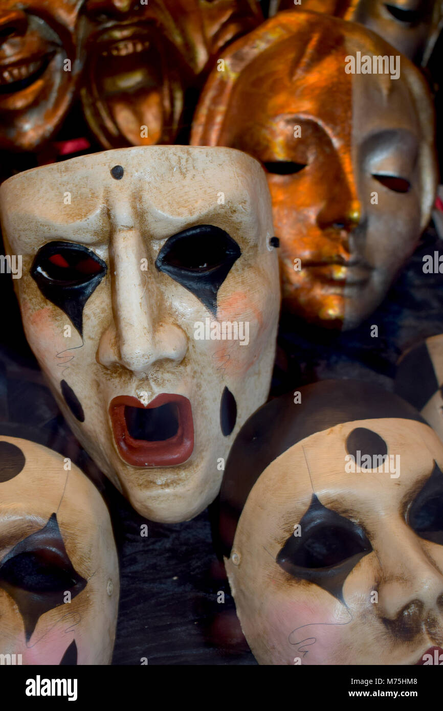 Una collezione di maschere di Carnevale a Venezia, Italia in oro e bianco e nero Foto Stock