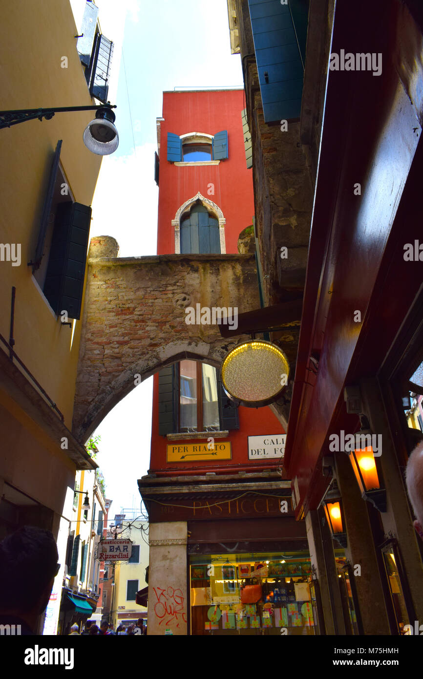 Casa Rossa con finestre con persiane e Romeo & Giulietta Balconi a Venezia Italia Foto Stock