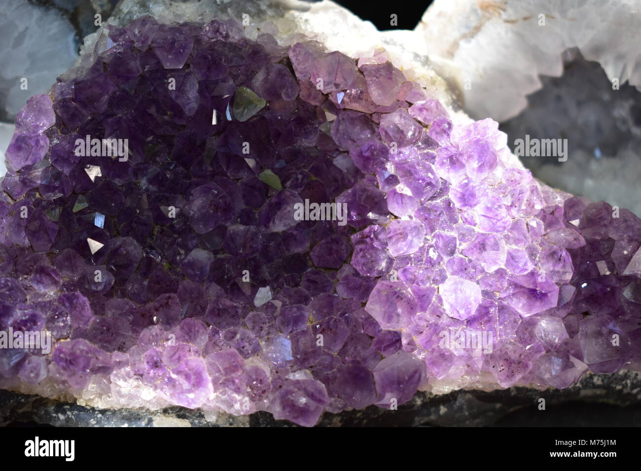 Bella viola ametista chunk pezzo, meditativa Self-Love, guarigione spirituale Foto Stock