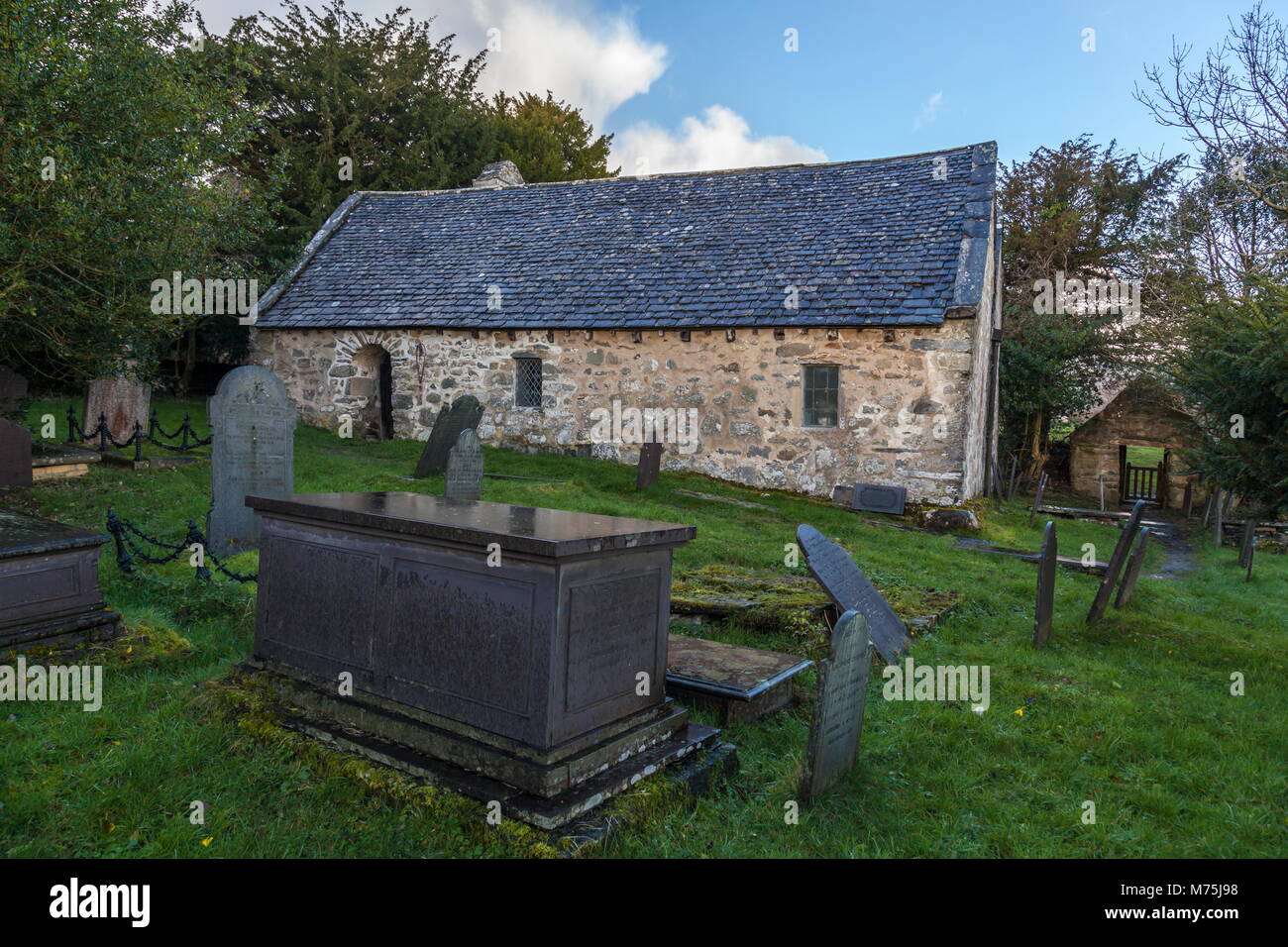 La chiesa a Llanrhychwyn che potrebbe essere la più antica chiesa in Galles Foto Stock