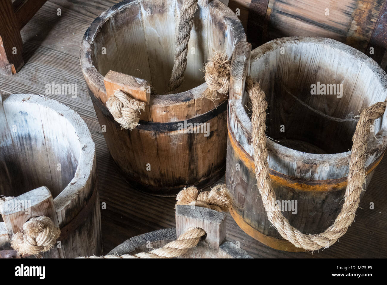 In legno fatti a mano benne sul display nella storica Williamsburg Foto Stock