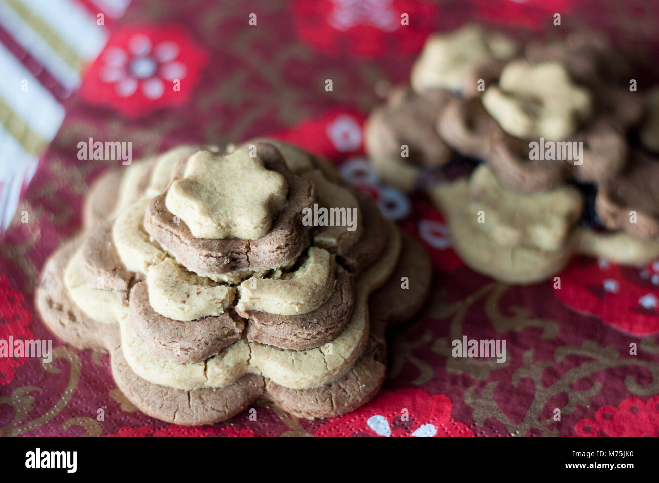 Senza glutine Torta di cookie. Ingredienti : piano di riso, farina di tapioca, acqua, cioccolato in polvere e la scorza di limone e il miele. Cotte con un 12 anni ragazza. Foto Stock