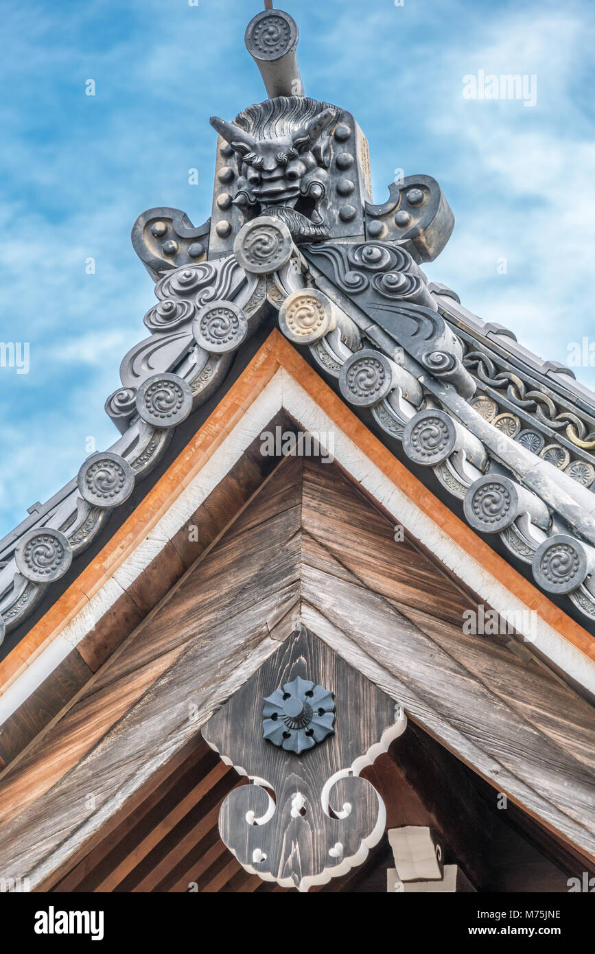 Kyoto - Agosto 22, 2017 : Onigawara (Orco goblin tile) e Gegyo (gable) pendente a Kiyomizu-dera tempio complesso Foto Stock
