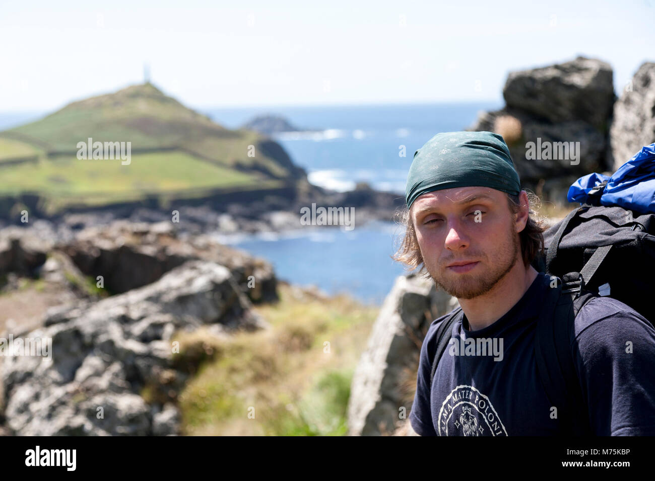 Un backpacker sulle colline della Cornovaglia sulla costa dal mare Celtico Foto Stock