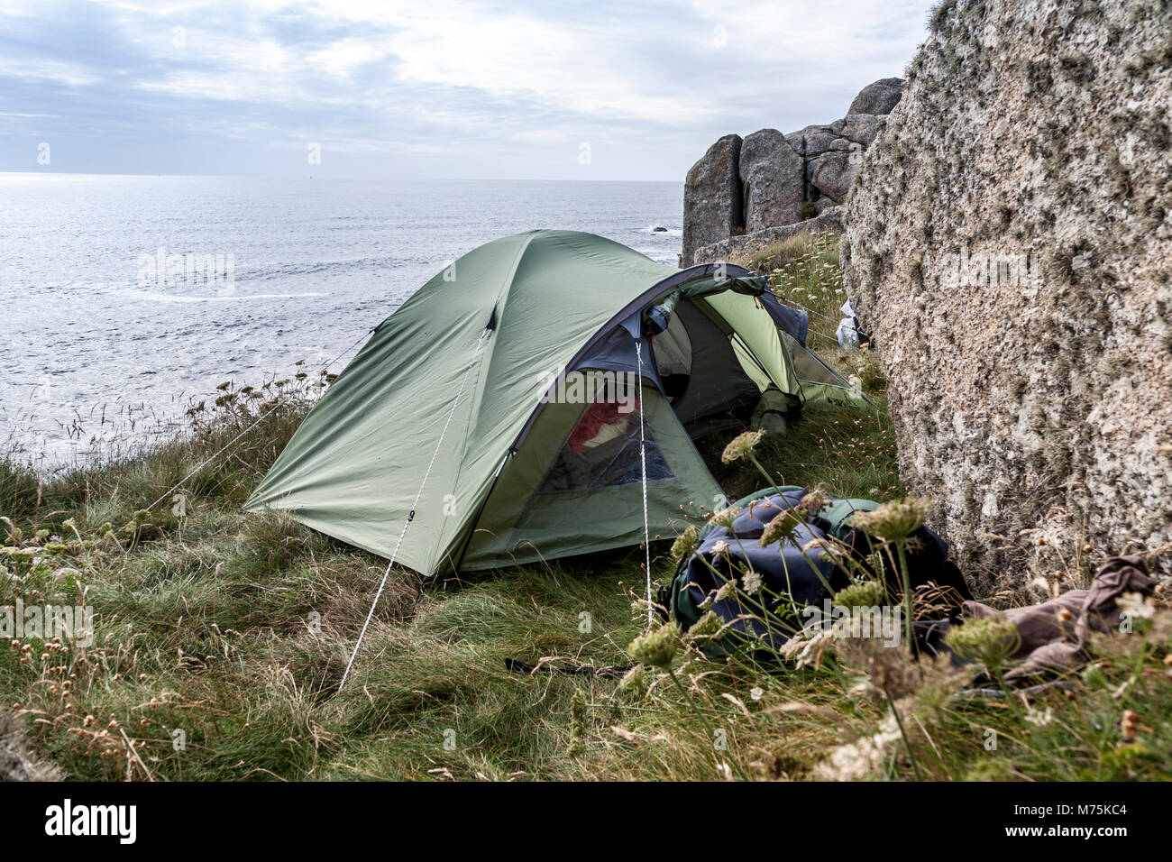 Una tenda si accamparono sulla costa della Cornovaglia dal mare Celtico Foto Stock