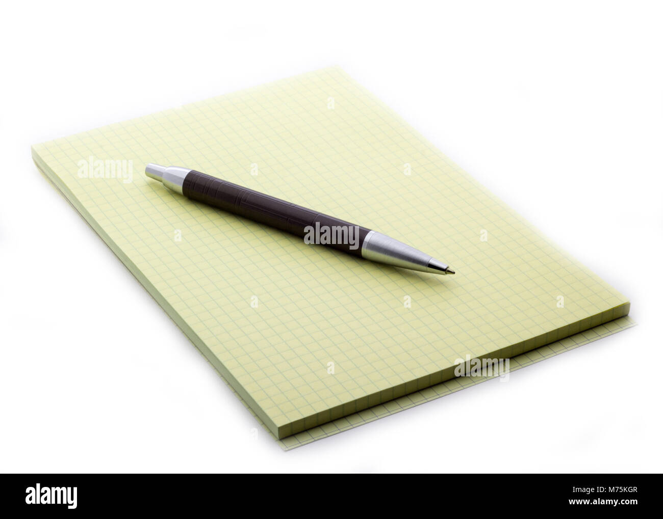 Calcolatrice e penna portatile su sfondo bianco Foto Stock