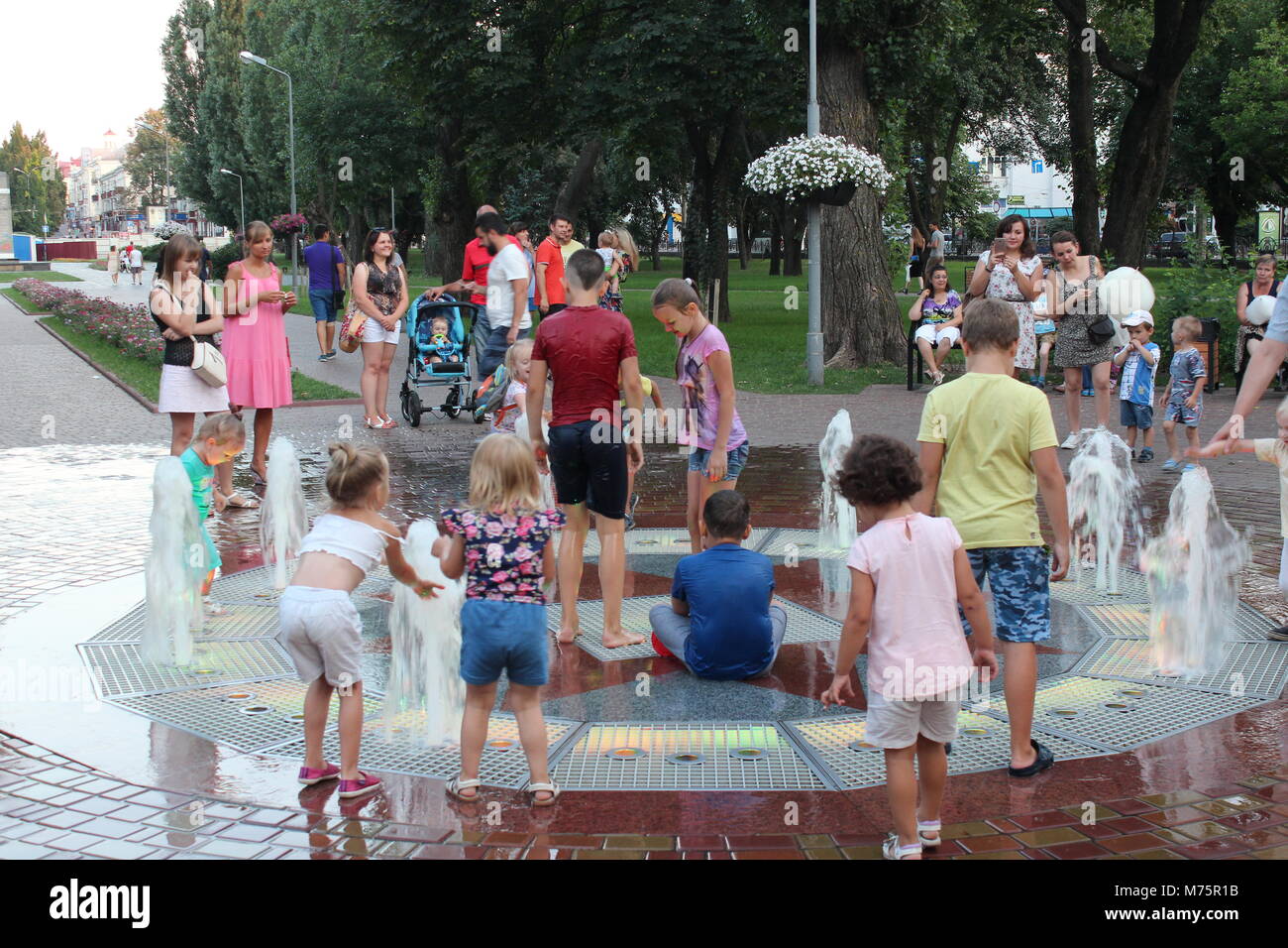 I bambini che giocano nel parco giochi con fontane in Chernihiv Foto Stock