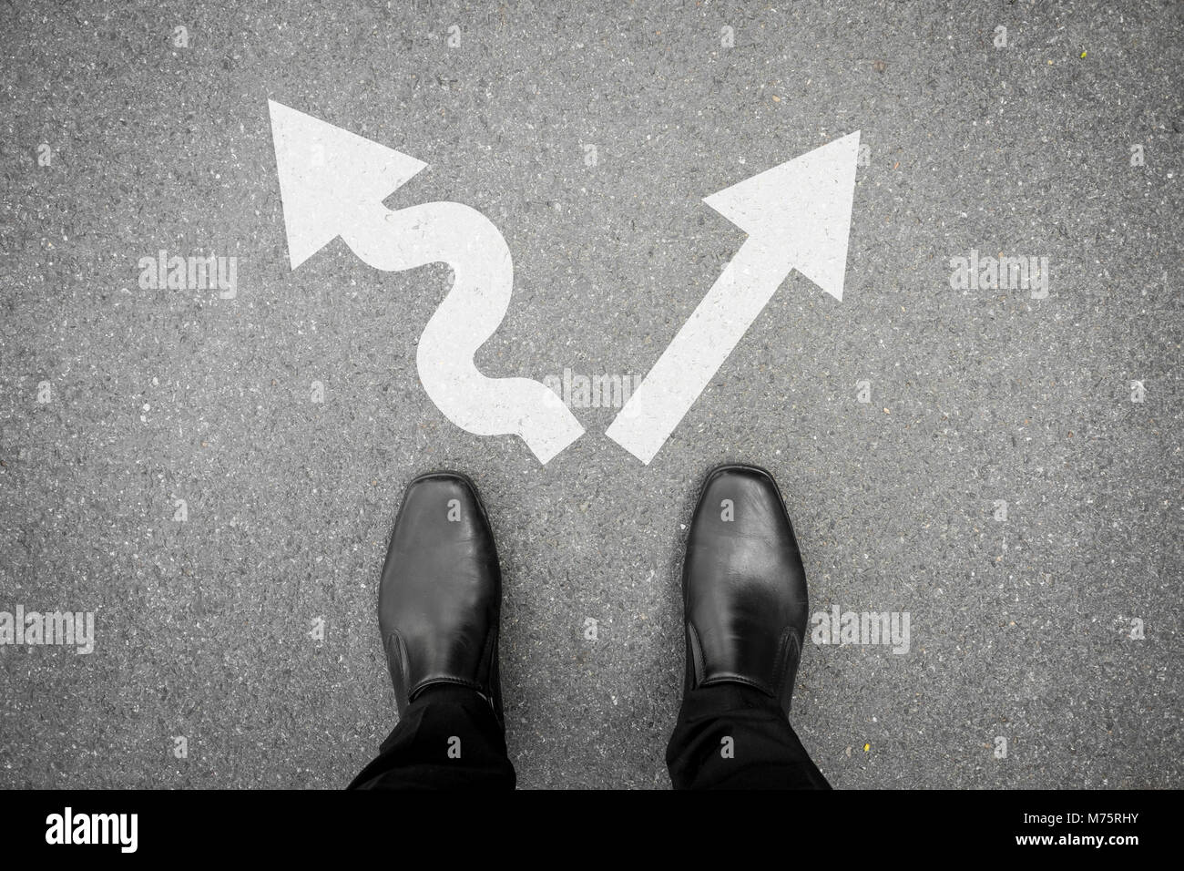 Nero scarpe permanente al crocevia e ha per rendere la decisione che la strada da percorrere per il suo successo - hard modo o in modo semplice Foto Stock