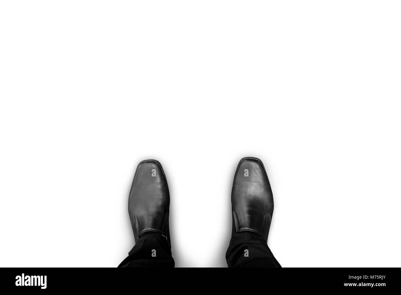 Isolato nero scarpe in piedi sul pavimento bianco Foto Stock