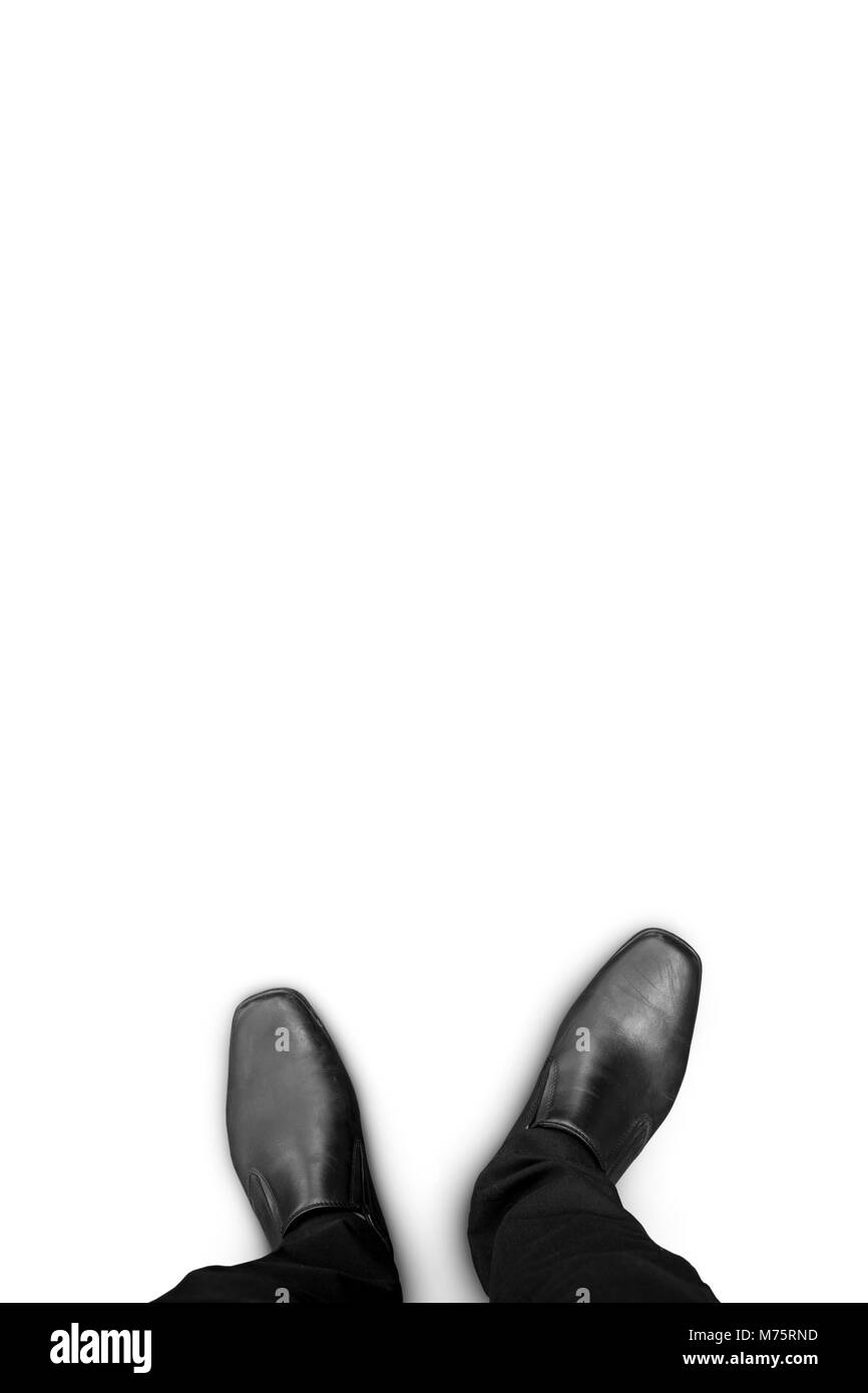 Isolato nero scarpe in piedi sul pavimento bianco Foto Stock