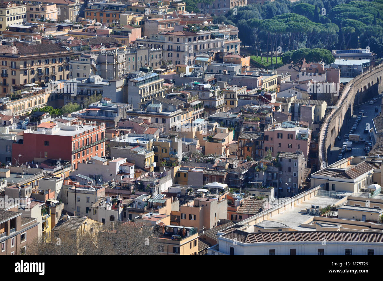 Vista aerea della città di Roma, Italia. Drone shot di Roma, al di sopra  della visuale degli edifici Foto stock - Alamy