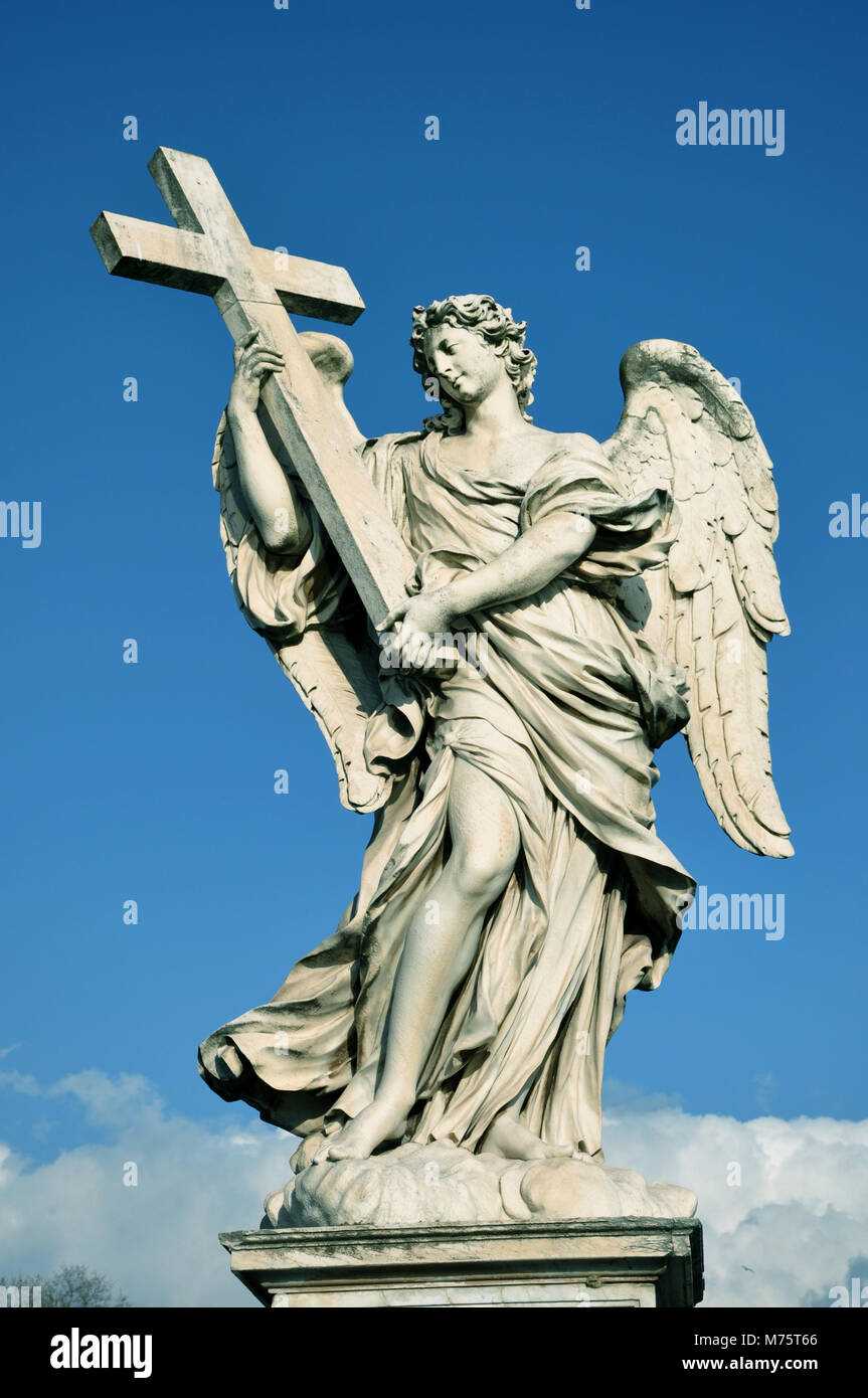 Angelo in marmo con la Santa Croce da Ponte Sant'Angelo bridge, nel centro di Roma, Italia Foto Stock