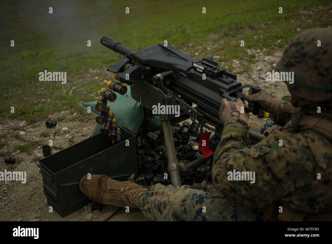 Un U.S. Marine con II Marine forza expeditionary gruppo informazioni di incendi, un contrassegno 19 40 mm granata mitragliatrice durante il II CAMPO MIG esercizio di Camp Lejeune, N.C., 7 marzo 2018. I marines sparato l'arma a diventare più abili con diversi sistemi di arma. (U.S. Marine Corps foto di PFC. Larisa Chavez) Foto Stock