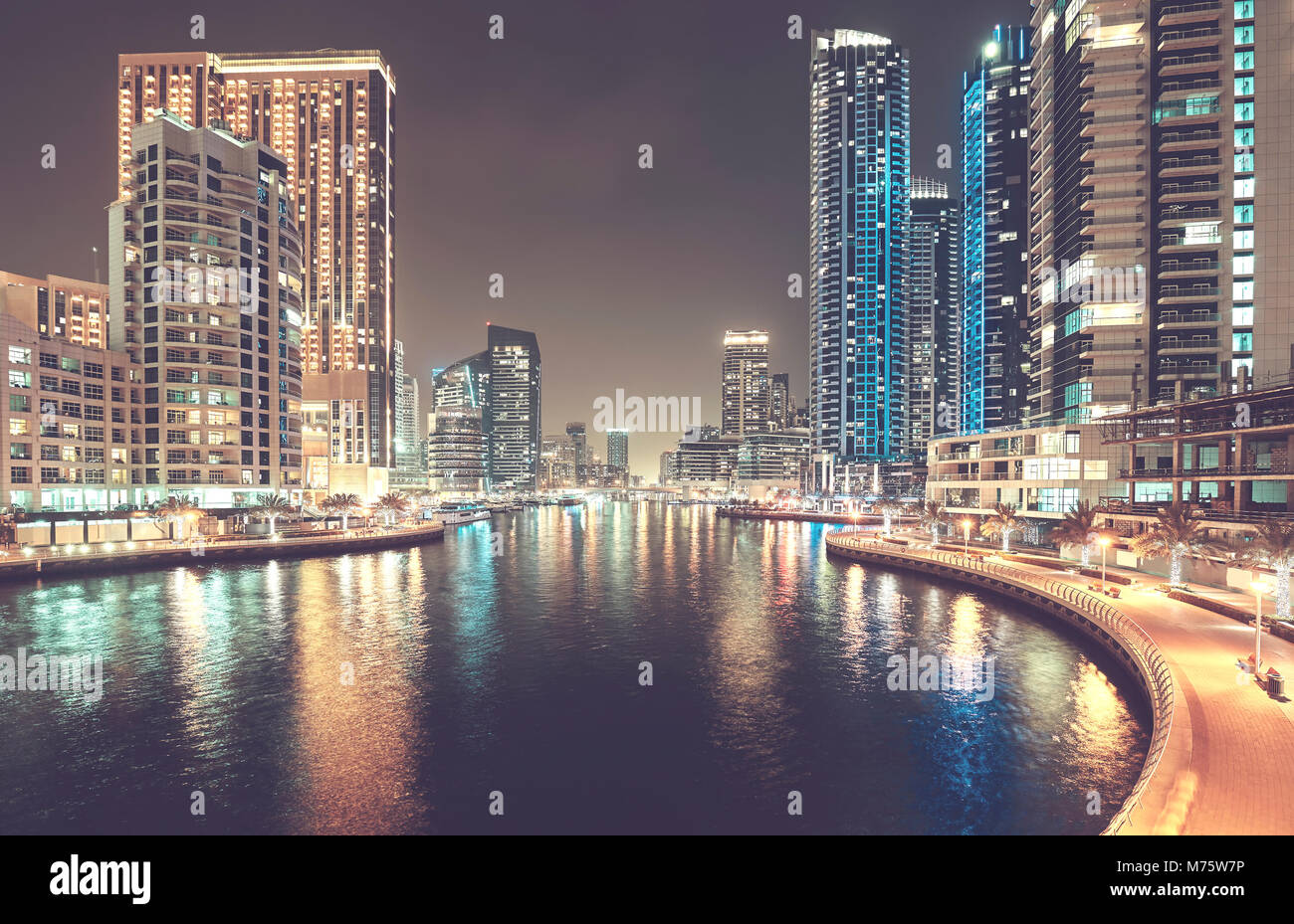 Dubai Marina di notte, tonificazione del colore applicato, Emirati Arabi Uniti. Foto Stock