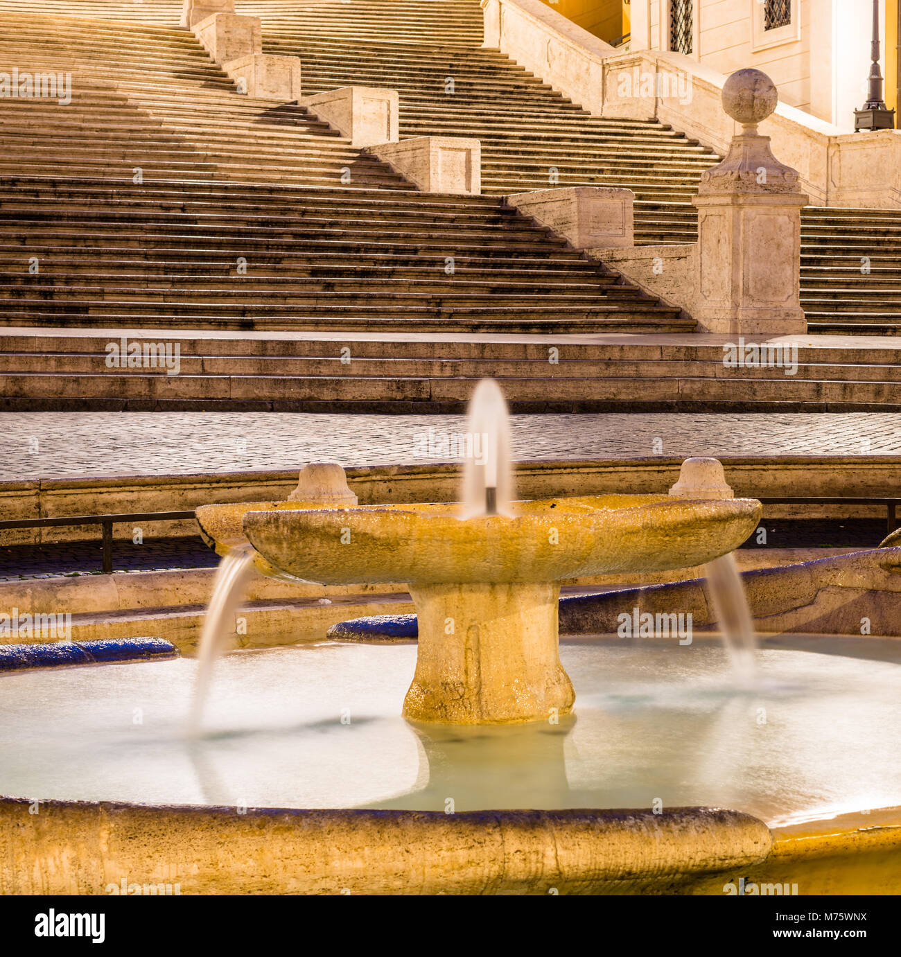La Fontana della Barcaccia (Fontana del brutto barca) su Piazza di Spagna con la scalinata di Piazza di Spagna (la scalinata di Trinità dei Monti) . Roma, Italia. Foto Stock