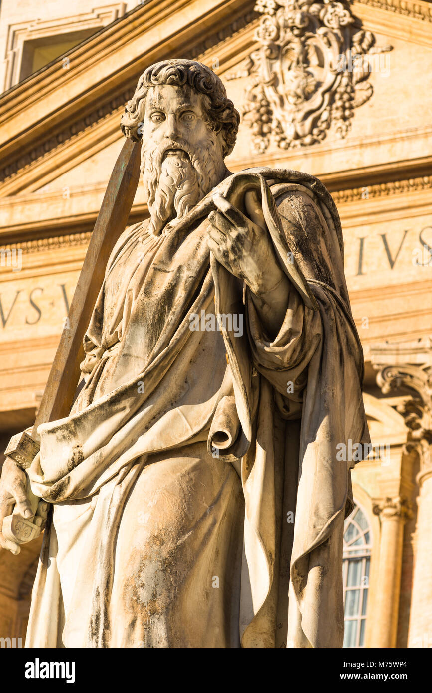 Statua di San Paolo apostolo nella parte anteriore della Basilica di San Pietro, il Vaticano, Roma, lazio, Italy. Foto Stock