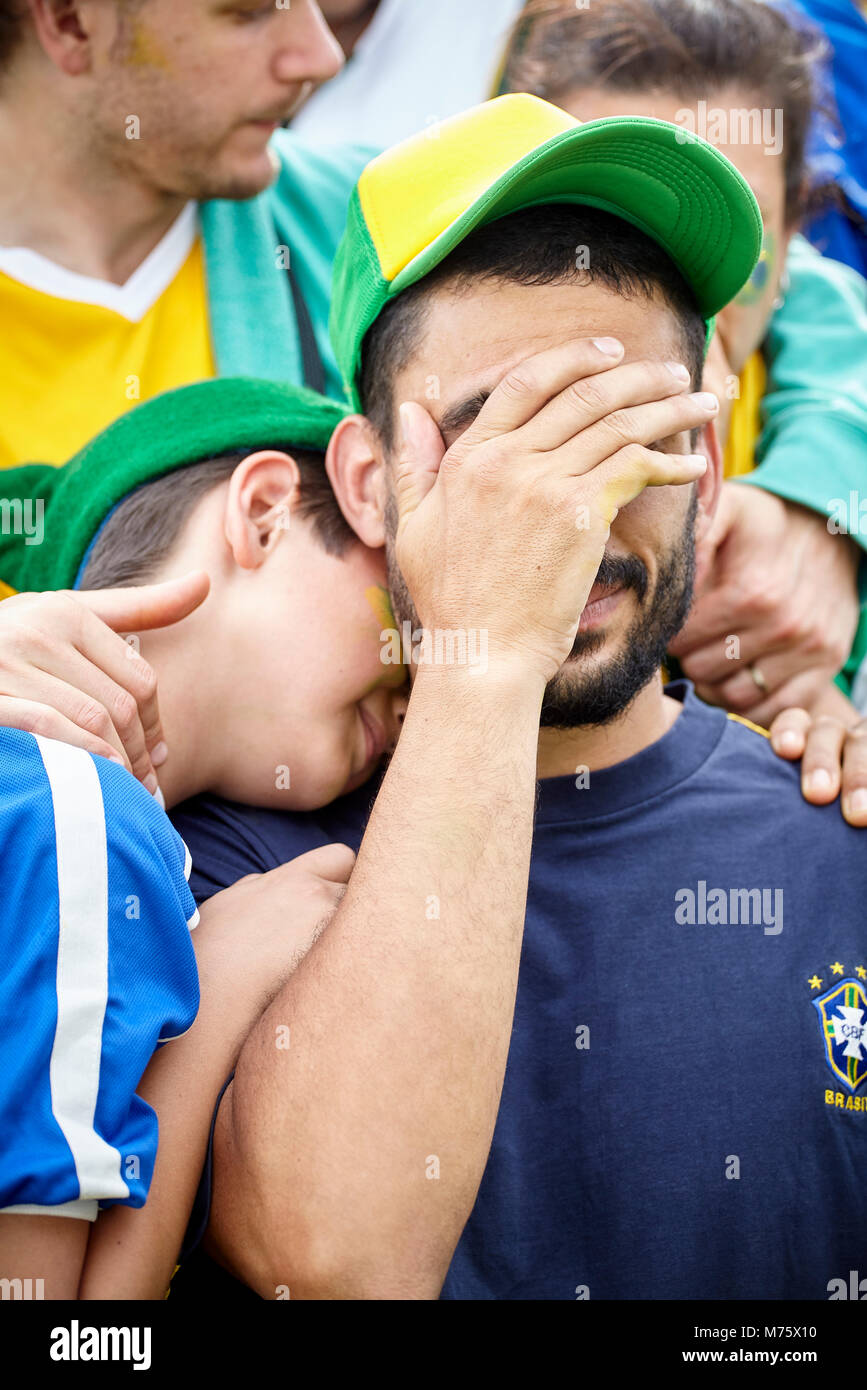 Il calcio brasiliano ventole cercando triste dopo la partita di calcio Foto Stock