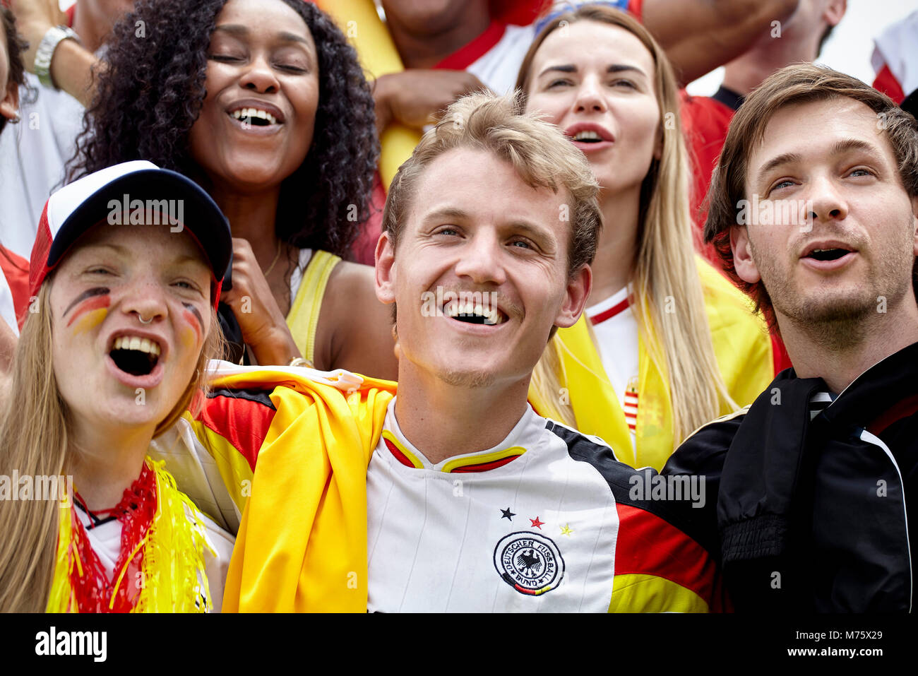 Il tedesco i tifosi di calcio il tifo a corrispondere Foto Stock