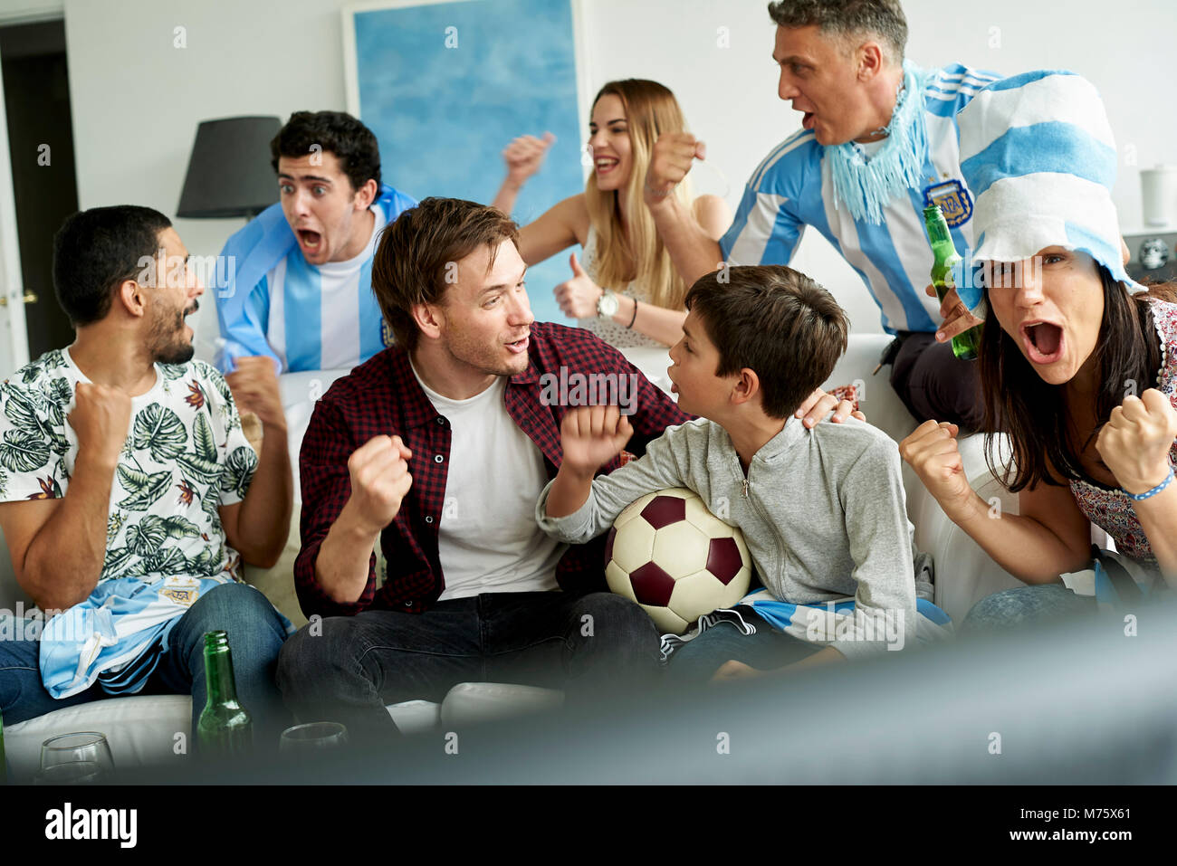 Il calcio argentino tifosi guardare la partita di calcio a casa Foto Stock