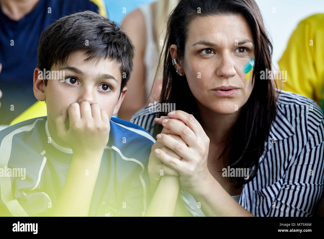 La madre e il figlio guardando la partita di calcio a casa Foto Stock
