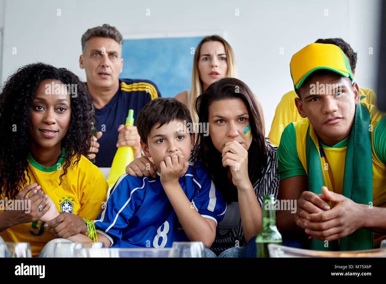 Il calcio brasiliano tifosi guardare la partita insieme a casa Foto Stock