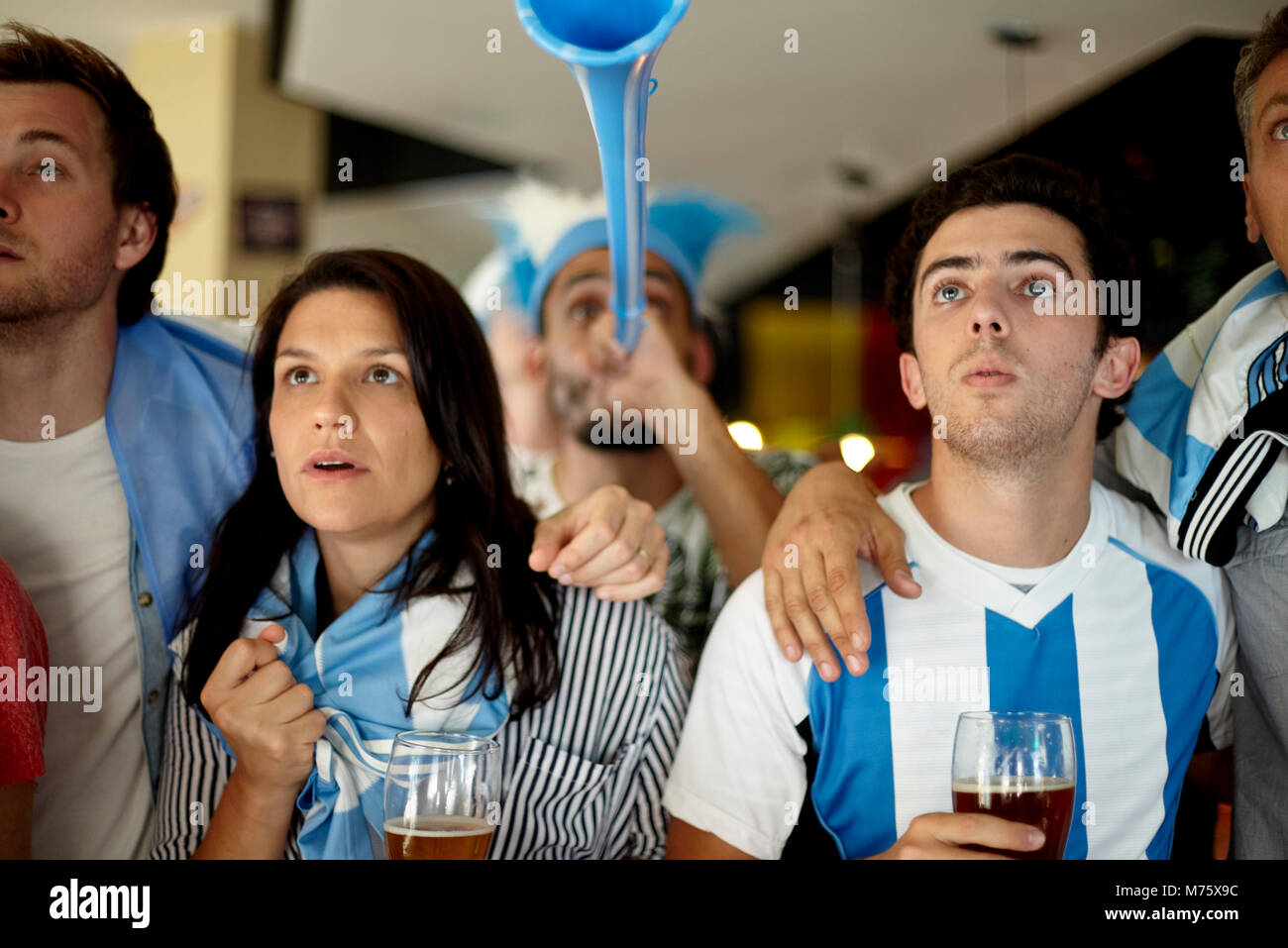 Il calcio argentino sostenitori guardando la partita in bar Foto Stock