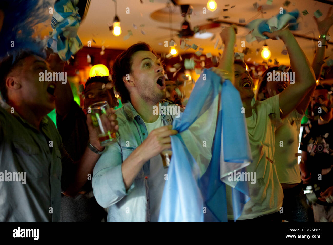Il calcio argentino ventole celebrando la vittoria in bar Foto Stock