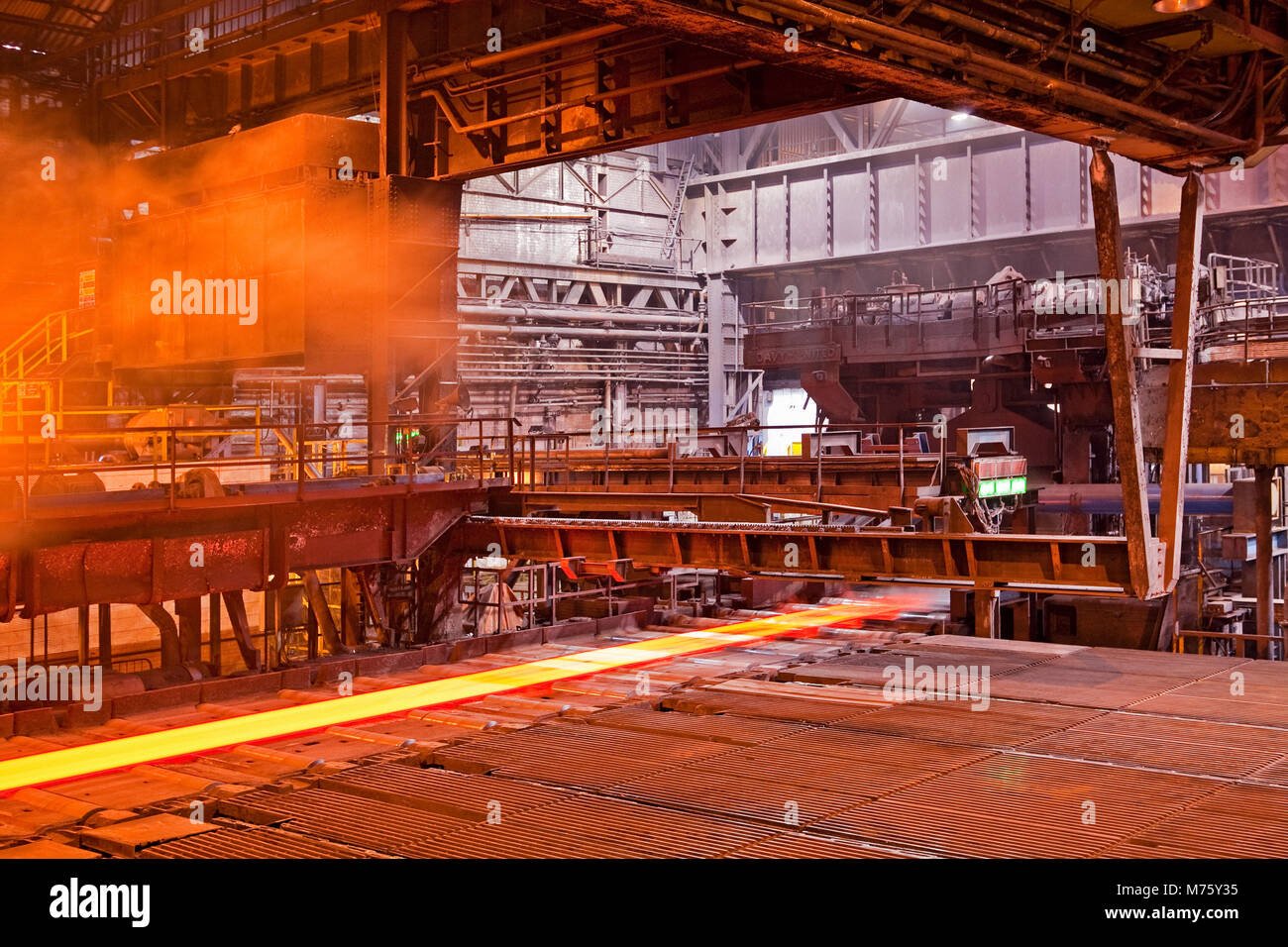 L'interno di un edificio utilizzato nell'industria siderurgica nel Regno Unito Foto Stock
