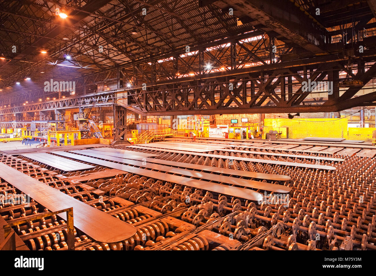 L'interno di un edificio utilizzato nell'industria siderurgica nel Regno Unito Foto Stock
