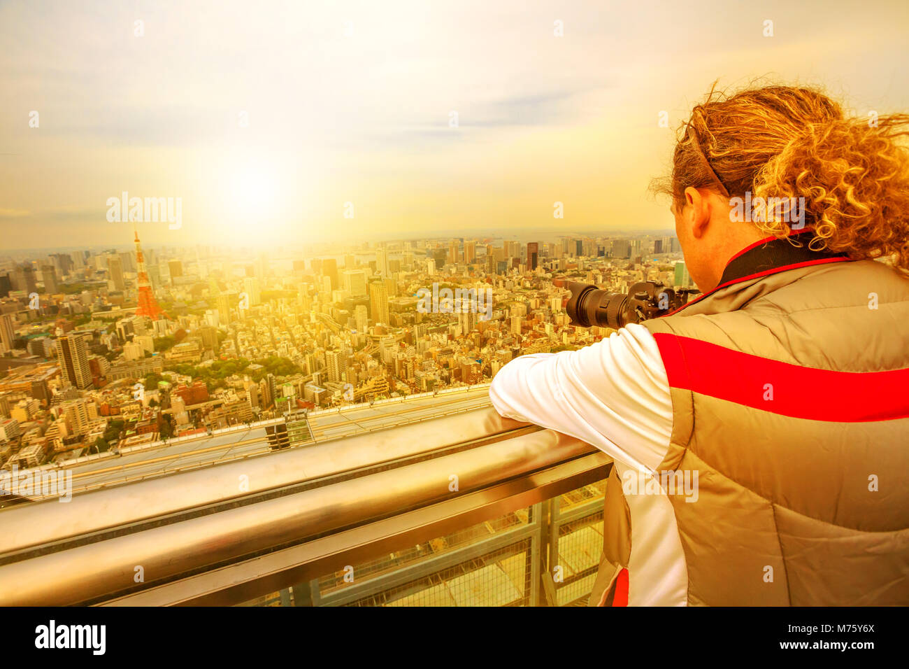 Traveler fotografo scatta una foto di Tokyo e la Tokyo Tower, Minato distretto, Tokyo, Giappone. Japan travel discovery concetto. Foto Stock