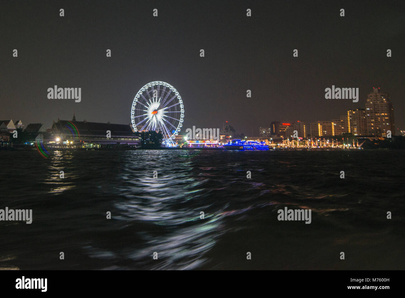 La ruota panoramica Ferris dell'Asiatique Riverfront Nightmarket nella città di Bangkok in Thailandia. Thailandia, Bangkok, Novembre 2017 Foto Stock