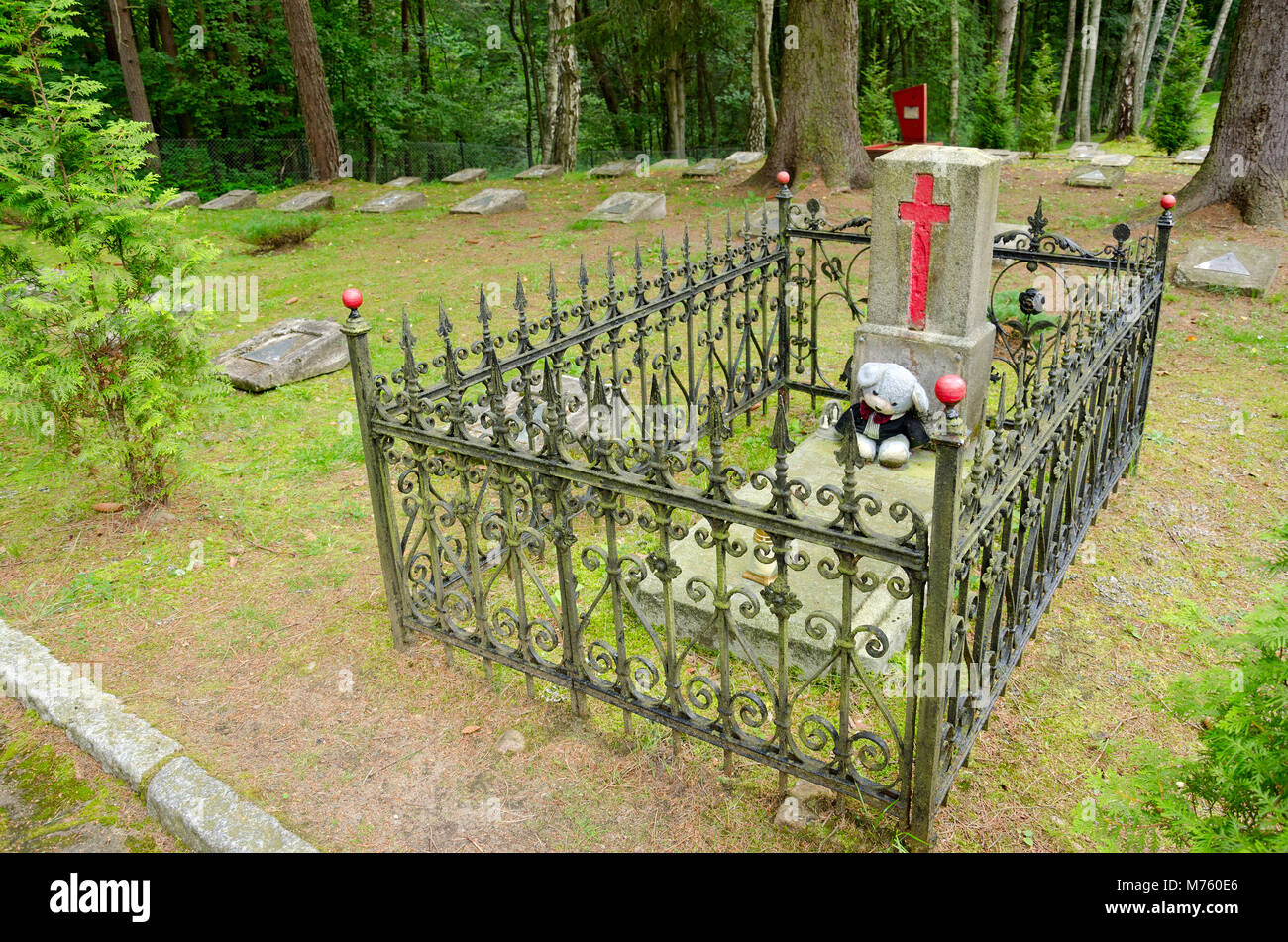 Le lapidi di bambini sul cimitero di guarnigione. Città segreta - Borne Sulinowo (ger: Gross Nato), una città militare (1938) della Wehrmacht scuola di artiglieria. In Foto Stock