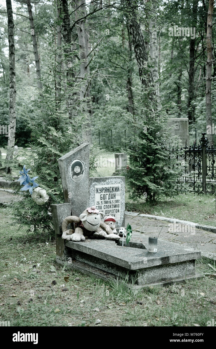 Le lapidi di bambini sul cimitero di guarnigione. Città segreta - Borne Sulinowo (ger: Gross Nato), una città militare (1938) della Wehrmacht scuola di artiglieria. In Foto Stock