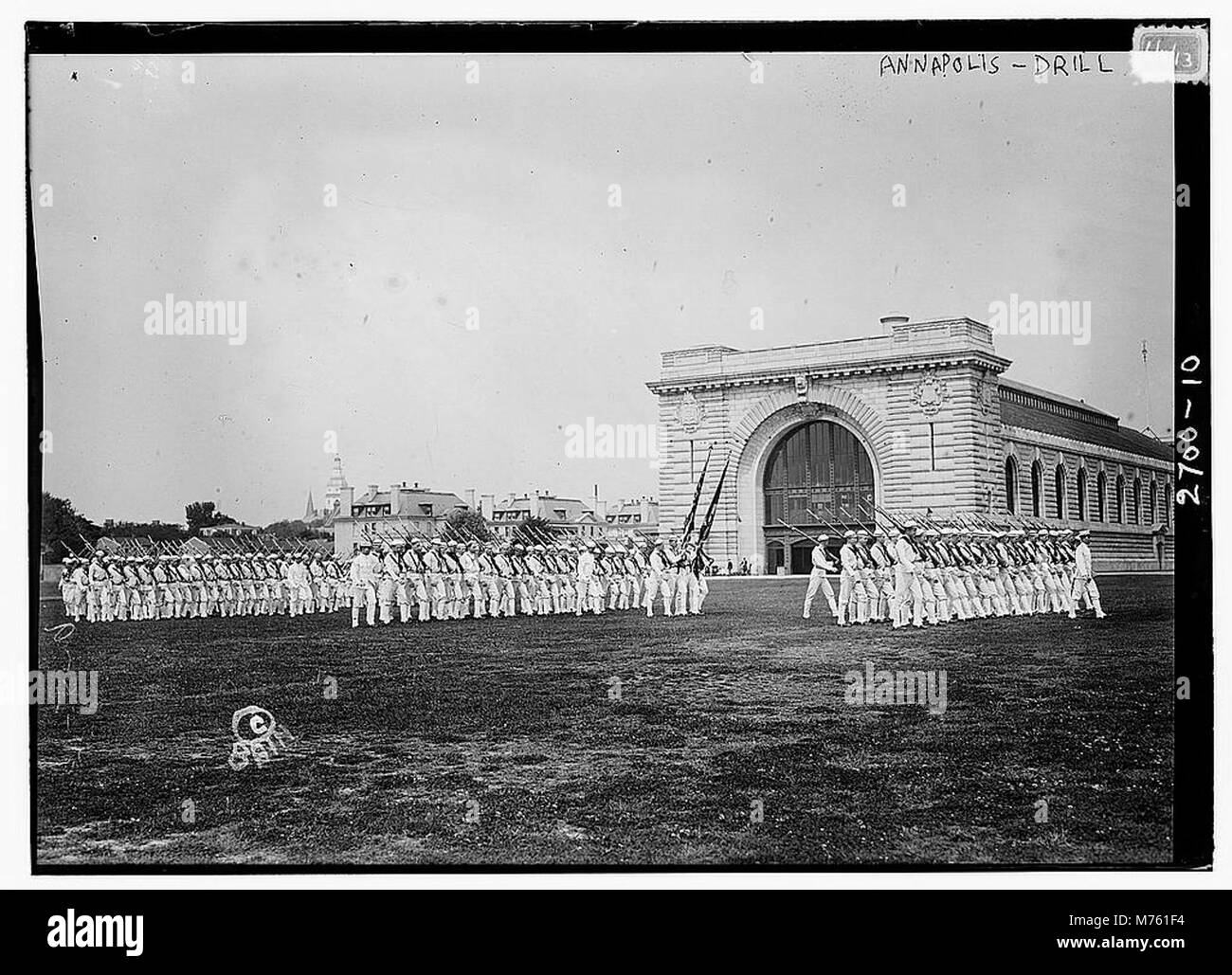 Questa fotografia cattura un'esercitazione militare ad Annapolis, Maryland, sede della United States Naval Academy. Mostra la disciplina e la precisione dell'addestramento militare presso la prestigiosa istituzione. Foto Stock