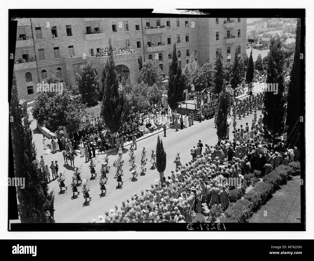 Fotografia di re Giorgio vi durante la sua parata di compleanno e la cerimonia di presentazione il 14 giugno 1945. L'evento si è tenuto per celebrare il compleanno del re e i contributi reali durante la seconda guerra mondiale Foto Stock