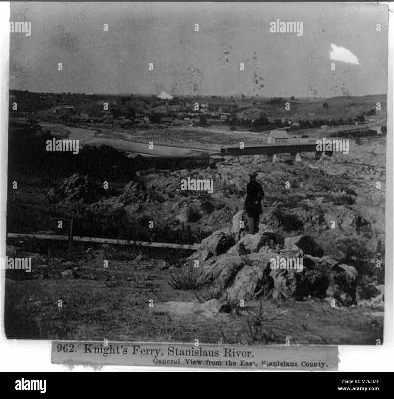 Una vista generale del Knight's Ferry lungo il fiume Stanislaus nella contea di Stanislaus, California, catturando la bellezza naturale e il paesaggio rurale della zona. Foto Stock