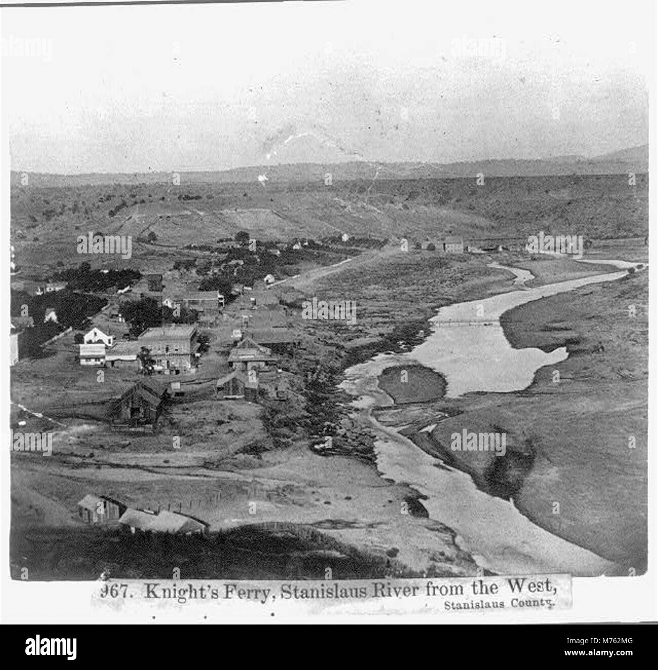 Una vista panoramica del Knight's Ferry sul fiume Stanislaus nella contea di Stanislaus, California. L'immagine evidenzia la bellezza naturale del fiume e dell'area circostante. Foto Stock